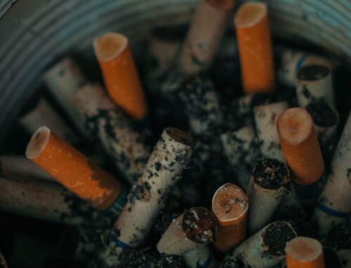 Causa câncer, e seguimos fumando